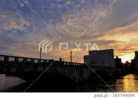 萬代橋夕景　新潟市 103749099