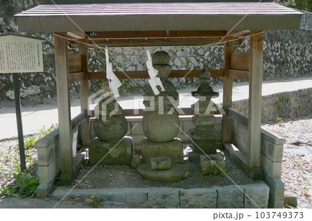 諏訪照雲頼重の供養塔【諏訪大社上社前宮】長野県茅野市 103749373