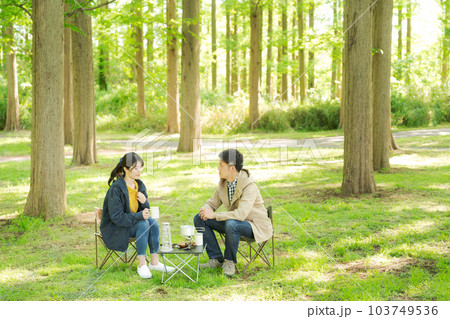アウトドアでコーヒーを飲む男女 アウトドアでコーヒーを飲む男女 103749536
