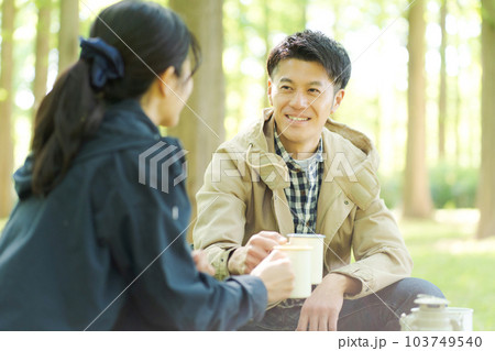 アウトドアでコーヒーを飲む男女 アウトドアでコーヒーを飲む男女 103749540