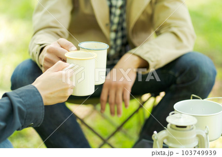 キャンプでコーヒーを飲む男女 103749939