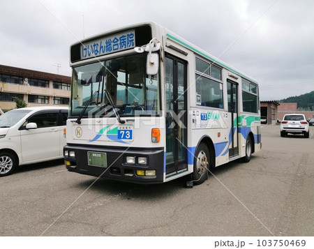 新潟　上越　清里コミュニティプラザに駐車中の頸南バス 103750469