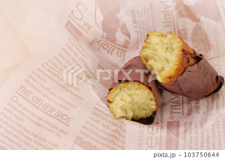 焼き芋　2つに割ったところ　べにゆうか　紅優甘　おやつ 103750644