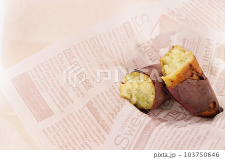 焼き芋 2つに割ったところ べにゆうか 紅優甘 おやつ 焼き芋 2つに割ったところ べにゆうか 紅優甘 おやつ 103750646