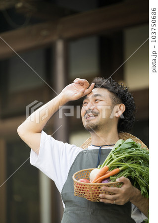 野菜を収穫する農家の人のイメージ　田舎暮らしや地方移住 103750686