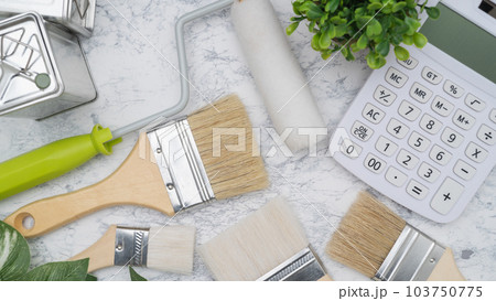 電卓と塗装道具│リフォーム・塗装業者・DIY　見積りイメージ 103750775