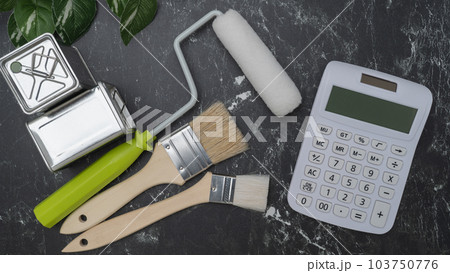 電卓と塗装道具│リフォーム・塗装業者・DIY　見積りイメージ 103750776