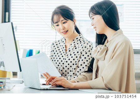 女性 仕事 ビジネス 女性 仕事 ビジネス 103751454