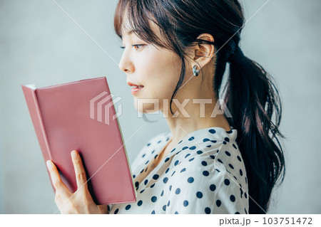 ノートを持つ女性 ノートを持つ女性 103751472