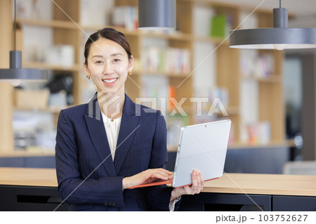 ビジネス　女性　笑顔 103752627