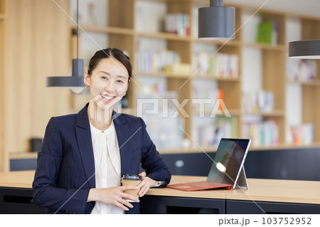 ビジネス 女性 笑顔 ビジネス 女性 笑顔 103752952