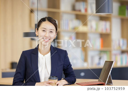 ビジネス 女性 笑顔 ビジネス 女性 笑顔 103752959