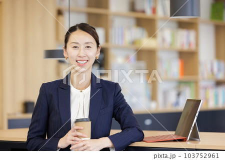 ビジネス　女性　笑顔 103752961