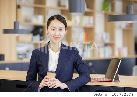 ビジネス 女性 笑顔 ビジネス 女性 笑顔 103752972