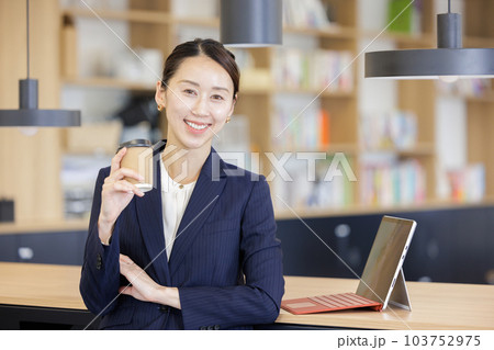 ビジネス　女性　笑顔 103752975