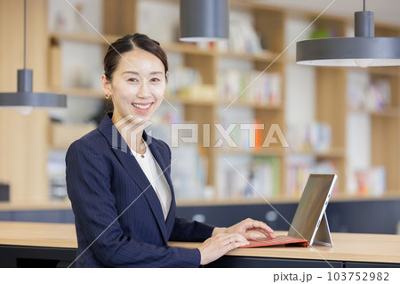 ビジネス　女性　笑顔 103752982
