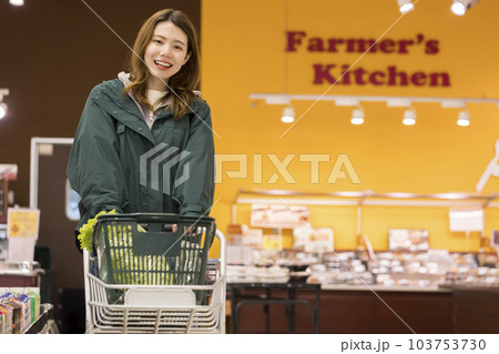 スーパーで買い物をする若い女性 103753730