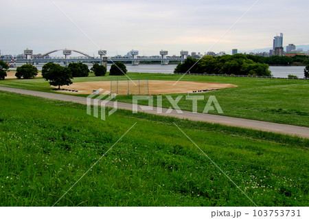 淀川堤防より淀川大堰、毛馬閘門を望む 淀川堤防より淀川大堰、毛馬閘門を望む 103753731