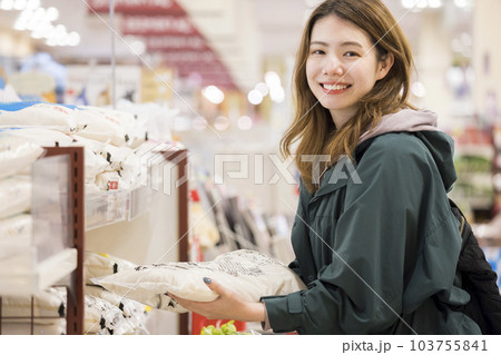 スーパーでお米を買う若い女性 103755841