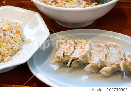 美味しいラーメンとチャーハンと餃子のセット 103756302