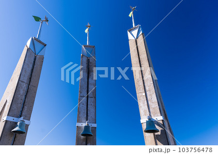 青い空を背景に観光スポット　御立岬公園シンボルタワー(熊本県芦北郡芦北町・田浦町) 103756478