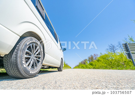 ハイエース キャンピングカー バンライフ 旅行 直線道路 ハイエース キャンピングカー バンライフ 旅行 直線道路 103756507