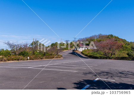 青い空を背景に駐車場風景 御立岬公園シンボルタワー(熊本県芦北郡芦北町・田浦町) 青い空を背景に駐車場風景 御立岬公園シンボルタワー(熊本県芦北郡芦北町・田浦町) 103756965