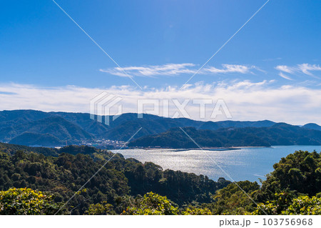 青い空を背景に観光スポット　御立岬公園から観える絶景風景　(熊本県芦北郡芦北町・田浦町) 103756968