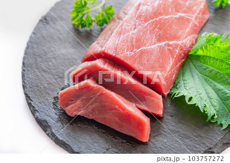 カットしたマグロの柵 赤身 カットしたマグロの柵 赤身 103757272