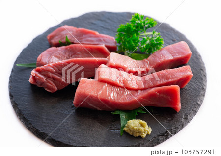 国産生マグロの赤身と中トロのさしみ 国産生マグロの赤身と中トロのさしみ 103757291