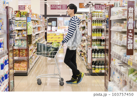 スーパーで買い物をする若い男性 103757450
