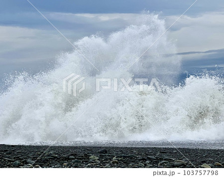 荒れる駿河湾の波しぶき 荒れる駿河湾の波しぶき 103757798