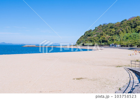 青い空を背景に海水浴・リゾートスポット　御立岬公園海水浴場(熊本県芦北郡芦北町・田浦町) 103758523