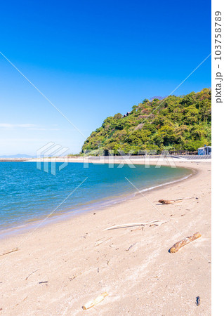 青い空を背景に海水浴・リゾートスポット　御立岬公園海水浴場(熊本県芦北郡芦北町・田浦町) 103758789