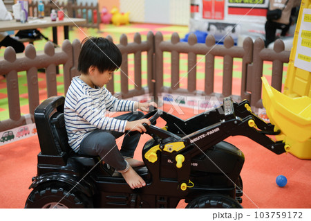 おもちゃで遊ぶ男の子 おもちゃで遊ぶ男の子 103759172