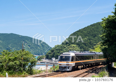 【紀勢本線】新鹿駅を発車する特急南紀3号 103760176