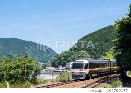 【紀勢本線】新鹿駅を発車する特急南紀3号 【紀勢本線】新鹿駅を発車する特急南紀3号 103760177