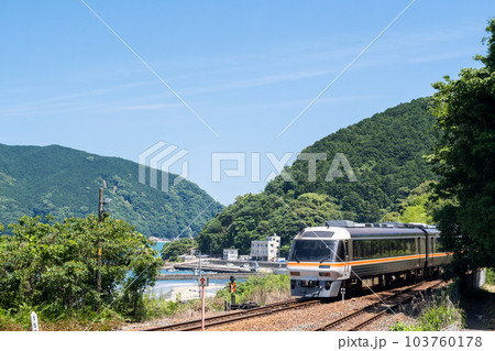 【紀勢本線】新鹿駅を発車する特急南紀3号 103760178