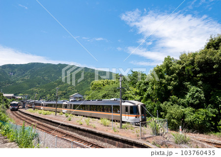 【紀勢本線】新鹿駅を通過する特急南紀6号 103760435