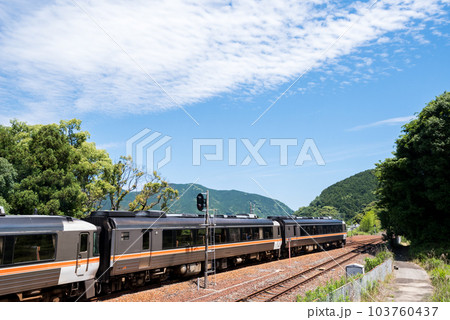 【紀勢本線】新鹿駅を発車する特急南紀3号 【紀勢本線】新鹿駅を発車する特急南紀3号 103760437