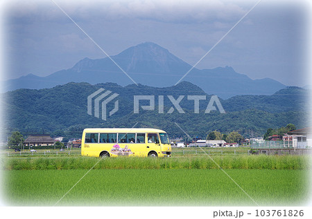 黄色の車体の広域生活バスが郊外を走っている光景（イラスト風） 103761826