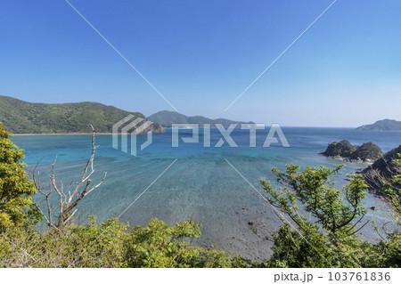 奄美大島 マネン崎展望台 嘉鉄湾の風景 世界遺産の海 大島海峡 奄美観光スポット 奄美大島 マネン崎展望台 嘉鉄湾の風景 世界遺産の海 大島海峡 奄美観光スポット 103761836