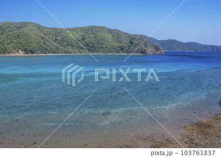 奄美大島 マネン崎展望台 嘉鉄湾の風景 世界遺産の海 大島海峡 奄美観光スポット 奄美大島 マネン崎展望台 嘉鉄湾の風景 世界遺産の海 大島海峡 奄美観光スポット 103761837