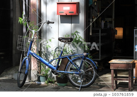 骨董品屋の店先に置かれた自転車古い腰掛け椅子、朝の風景 103761859
