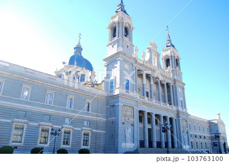 アルムデナ大聖堂 103763100