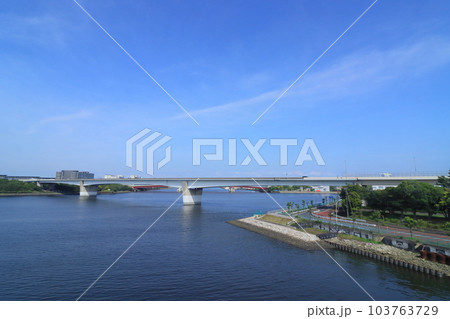 京浜運河に架かる橋　京浜運河の風景 103763729