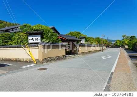 社家の町並み　上賀茂神社の社家町　明神川沿い 103764283