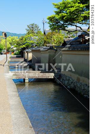 社家の町並み　上賀茂神社の社家町　明神川沿い 103764291