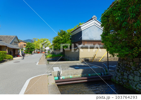 社家の町並み　上賀茂神社の社家町　明神川沿い 103764293