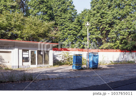 廃ガソリンスタンド　廃業　経営破綻　エネルギー転換　閉店　イメージ素材　 103765011